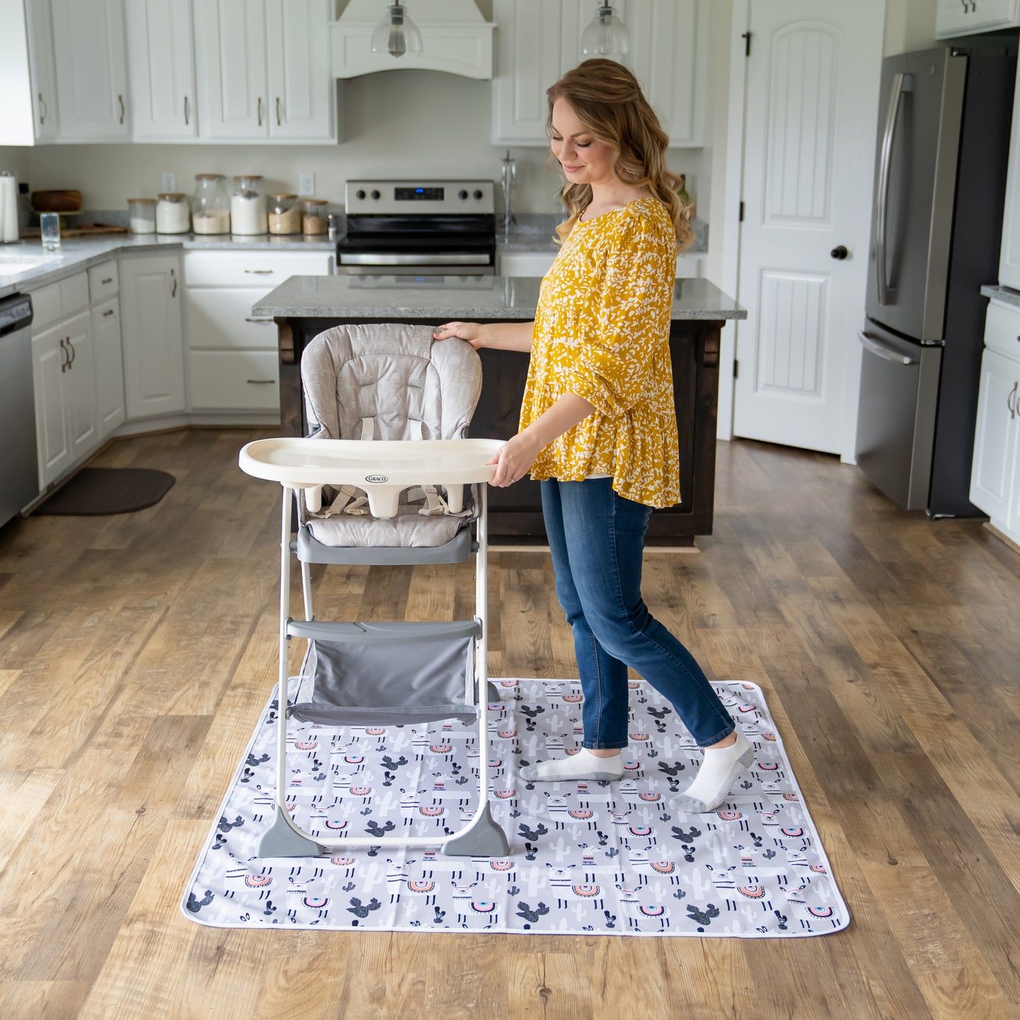 4-Layer Waterproof Splat Mat for Baby – Under High Chair Floor Mat & Matching Baby Bib (Alpaca ,130 x 130 cm, Smock bib Fits Ages 6-36months).