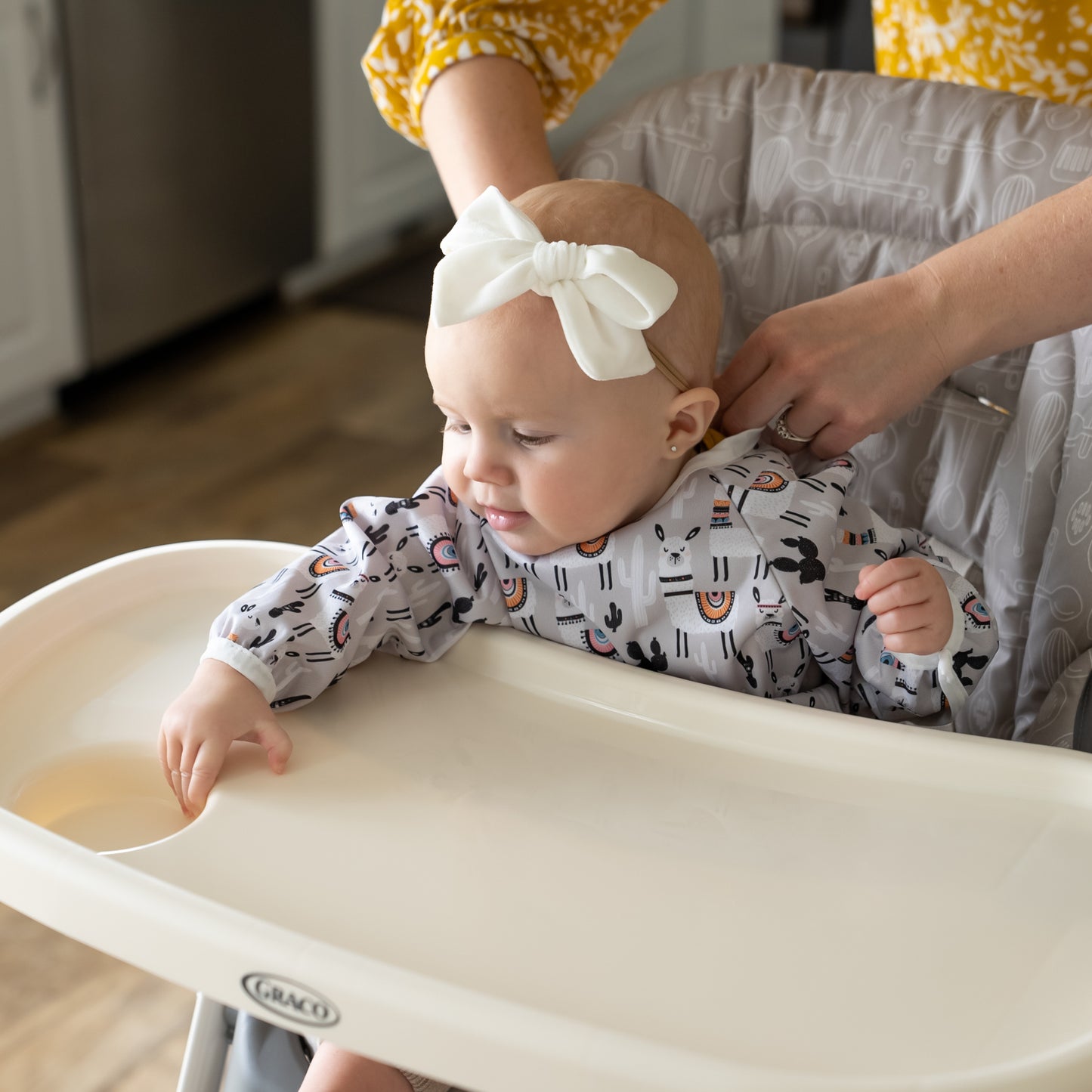 4-Layer Waterproof Splat Mat for Baby – Under High Chair Floor Mat & Matching Baby Bib (Alpaca ,130 x 130 cm, Smock bib Fits Ages 6-36months).
