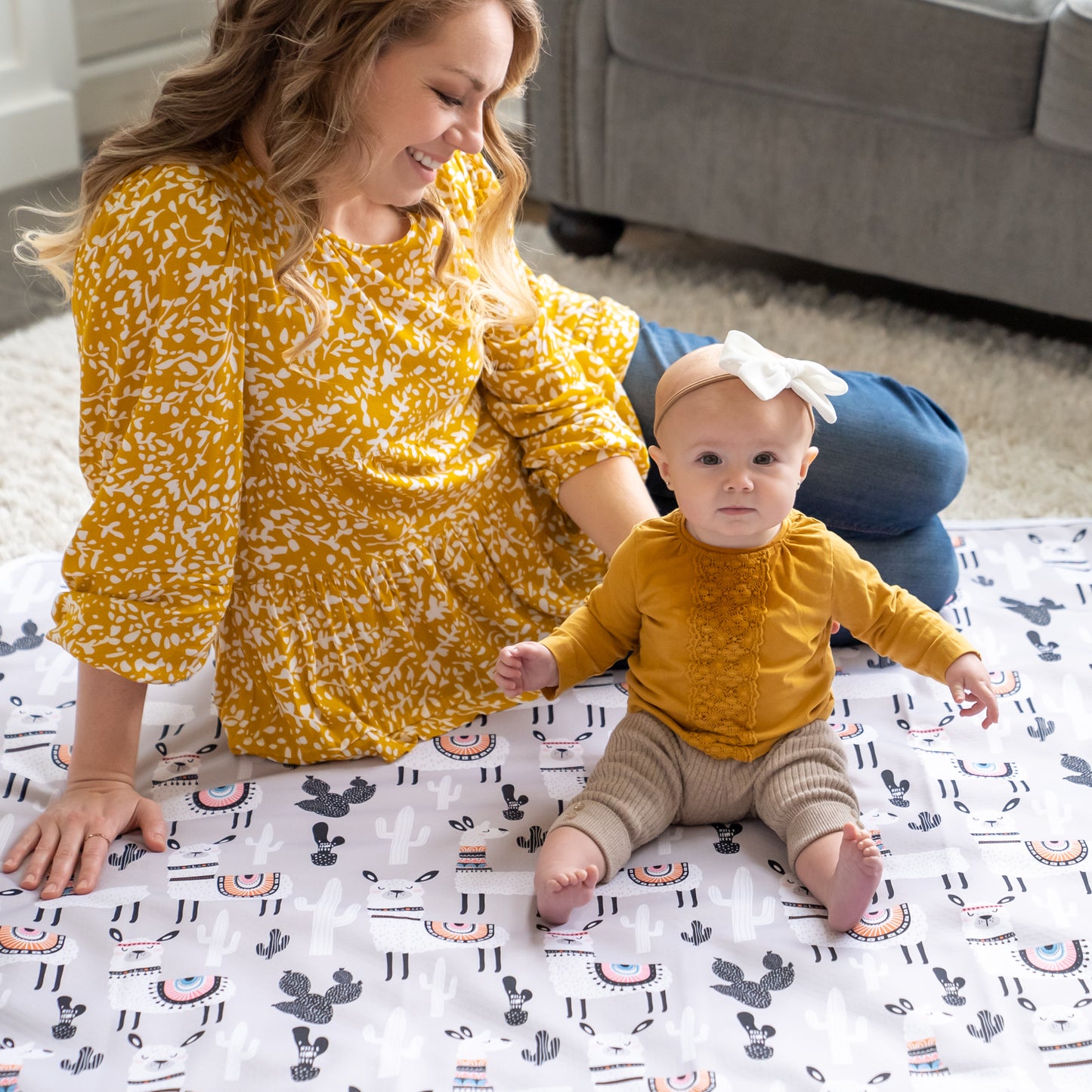 4-Layer Waterproof Splat Mat for Baby – Under High Chair Floor Mat & Matching Baby Bib (Alpaca ,130 x 130 cm, Smock bib Fits Ages 6-36months).