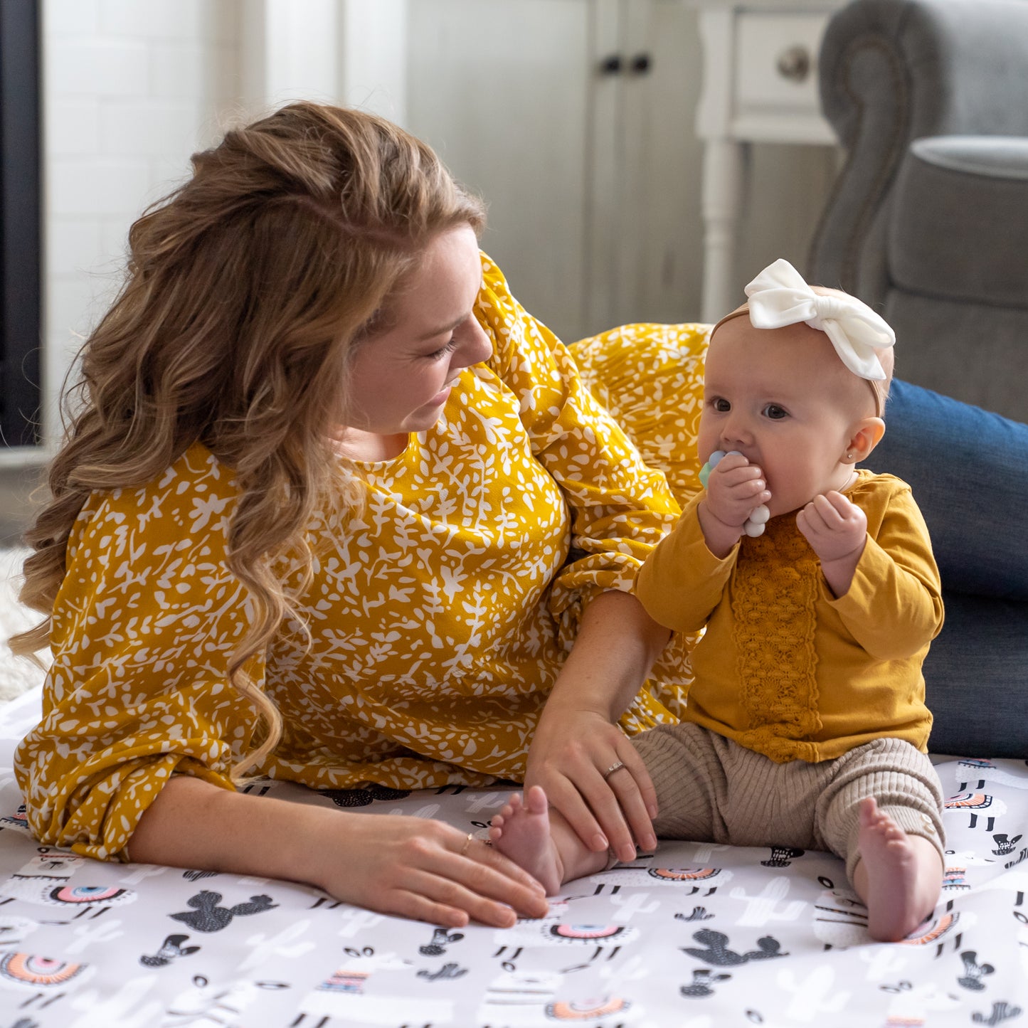 4-Layer Waterproof Splat Mat for Baby – Under High Chair Floor Mat & Matching Baby Bib (Alpaca ,130 x 130 cm, Smock bib Fits Ages 6-36months).