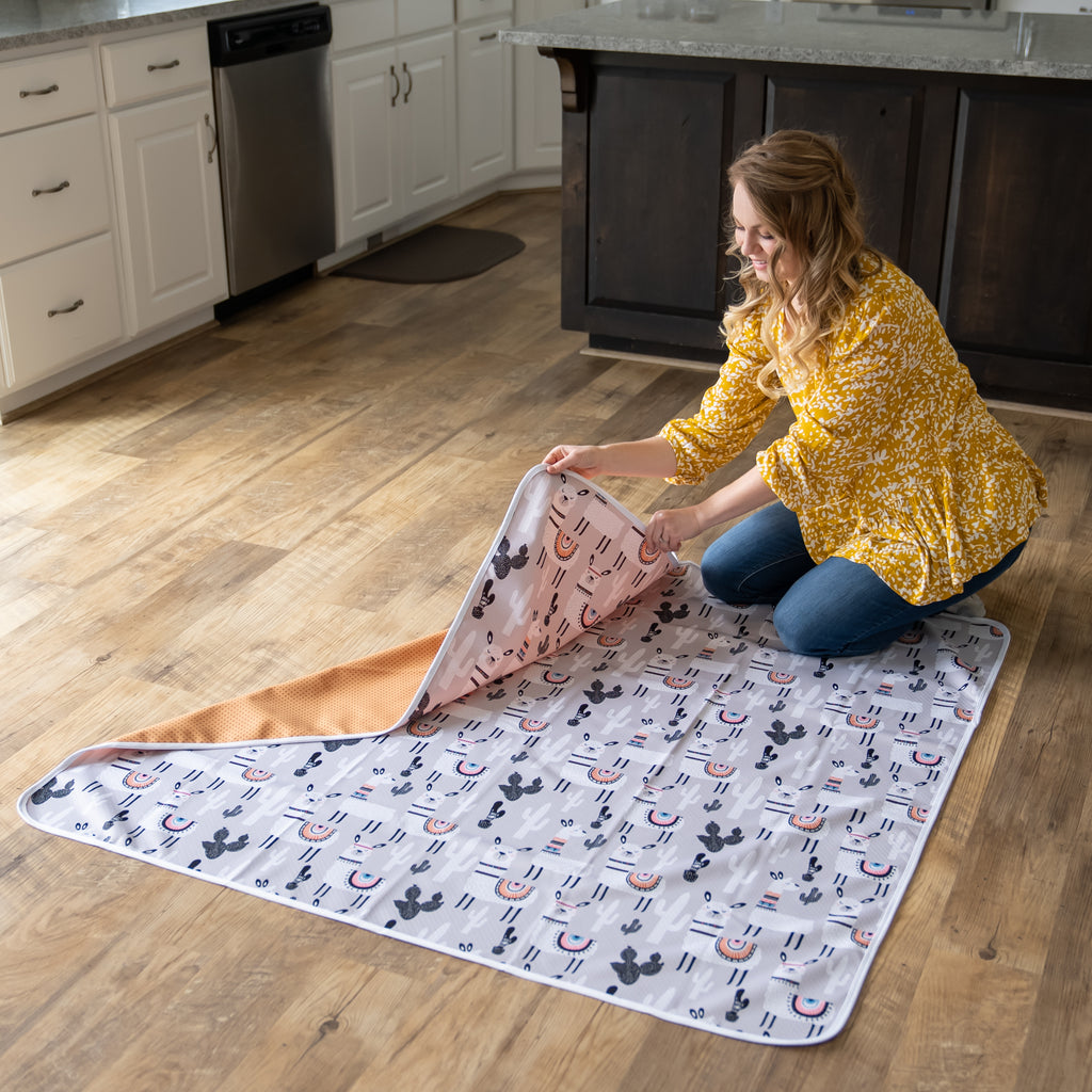 4-Layer Waterproof Splat Mat for Baby – Under High Chair Floor Mat & Matching Baby Bib (Alpaca ,130 x 130 cm, Smock bib Fits Ages 6-24months).