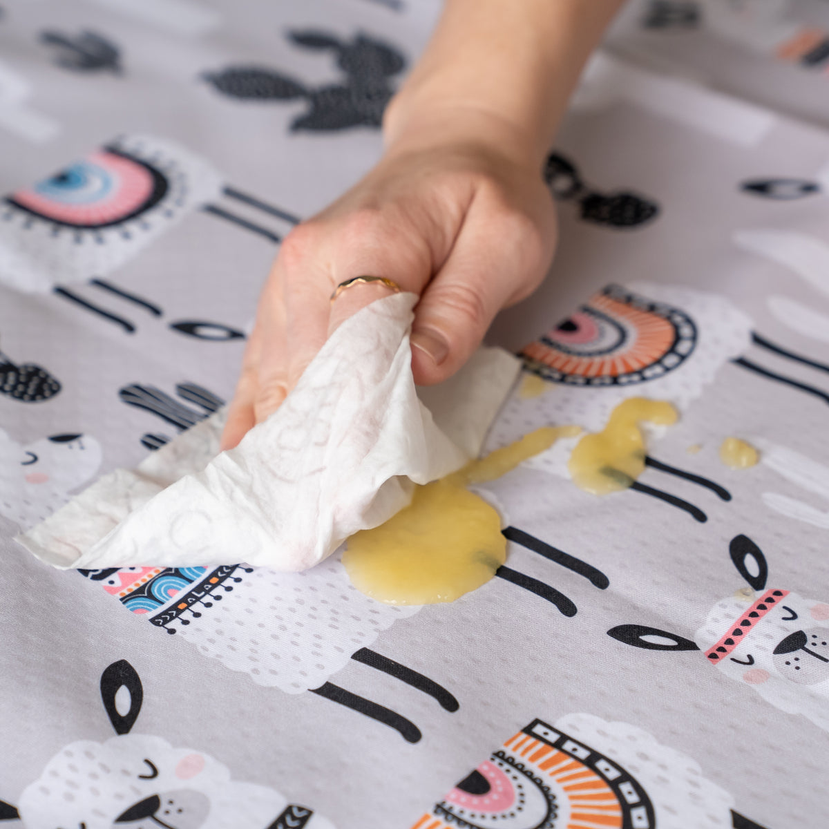 4-Layer Waterproof Splat Mat for Baby – Under High Chair Floor Mat & Matching Baby Bib (Alpaca ,130 x 130 cm, Smock bib Fits Ages 6-24months).